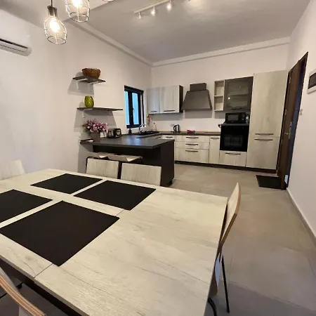 Large 3 Bedroom Apartament *