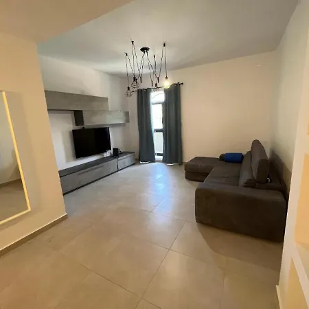 Large 3 Bedroom Appartamento